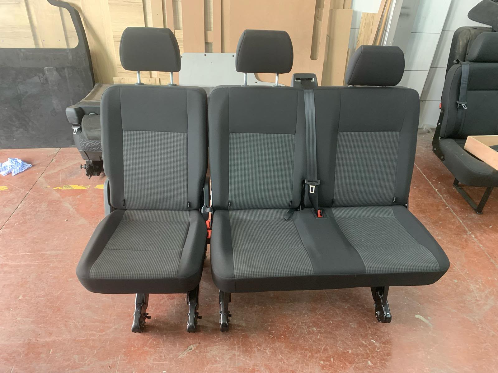 Transporter ray sistemine uygun üçlü koltuk